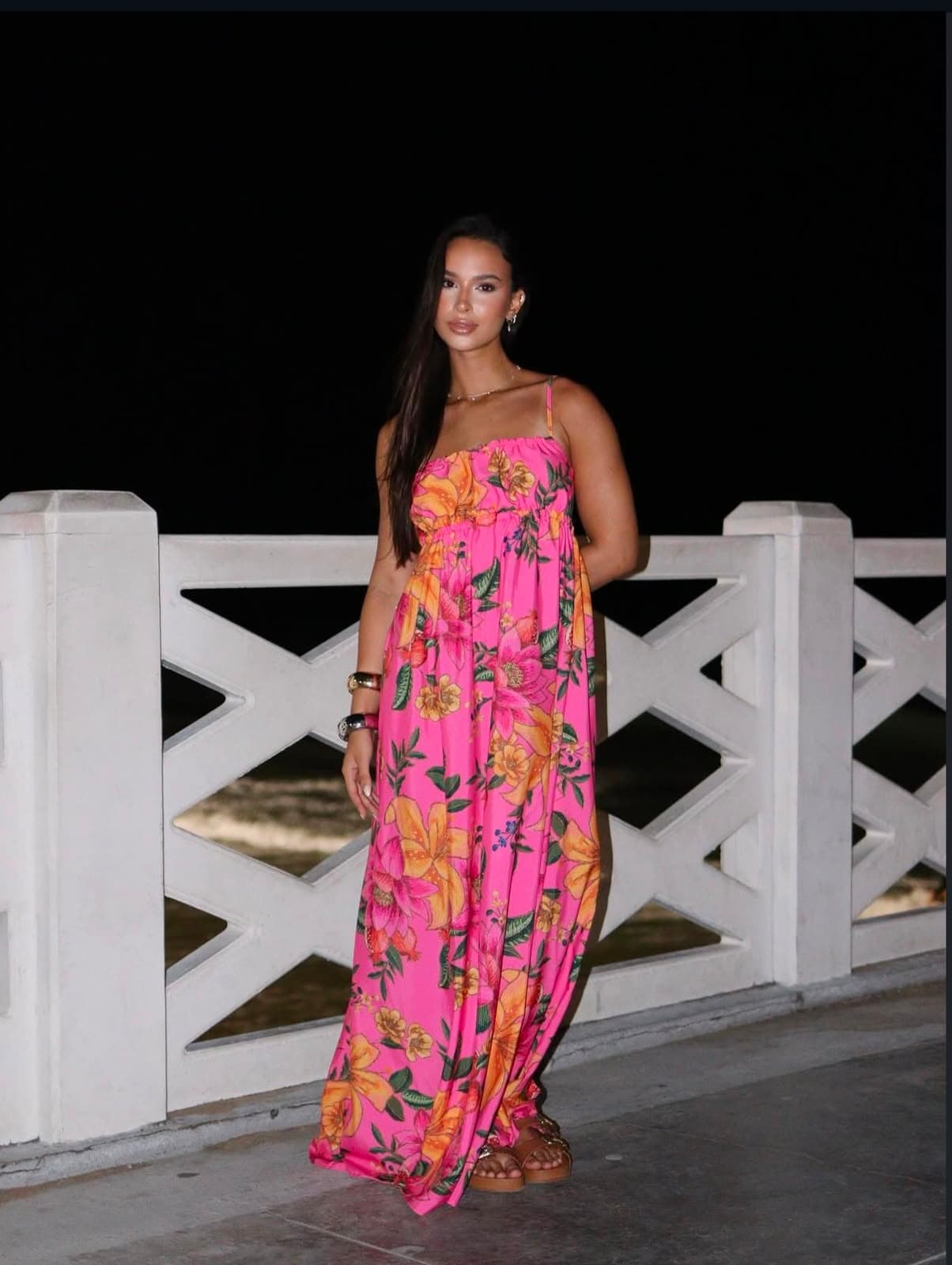 Vestido longo floral MYB Maison em passeio à beira-rio à noite