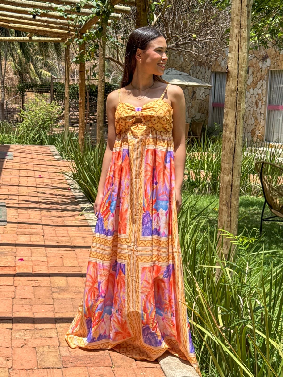 Vestido longo estampa tropical MYB Maison em passeio de jardim