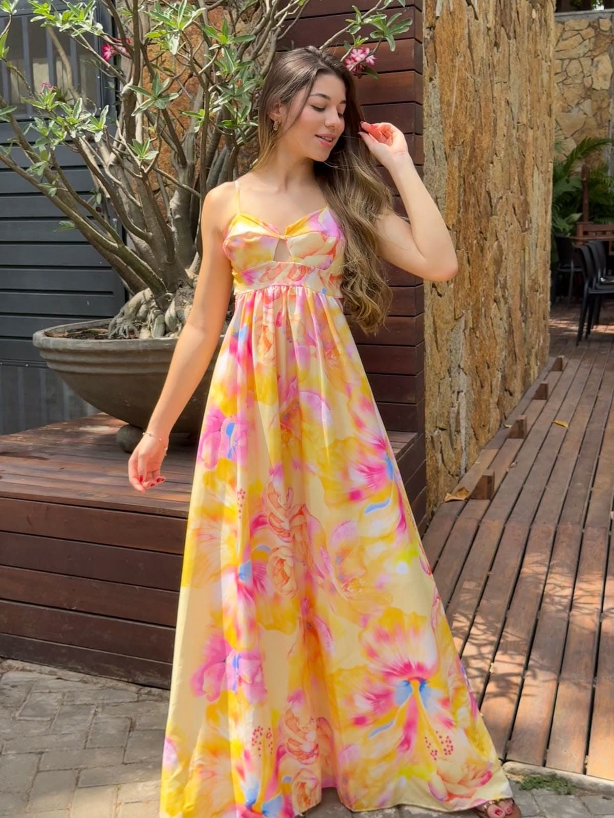 Modelo usando vestido MYB Maison em tecido leve, sob luz de verão